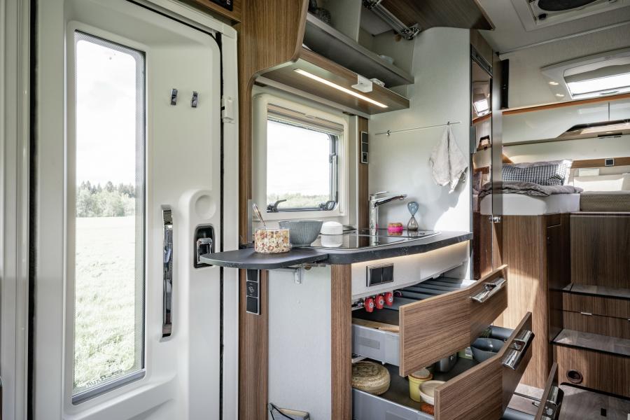 Интерьер Hymermobil B-MC 580 I 2018 года  (фото 2 из 14)